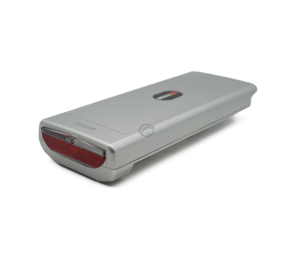Miniatura della batteria per bicicletta compatibile Sparta E-500 36V 13Ah prodotta da EYXON. È una vista a tre quarti dalla parte posteriore della batteria.