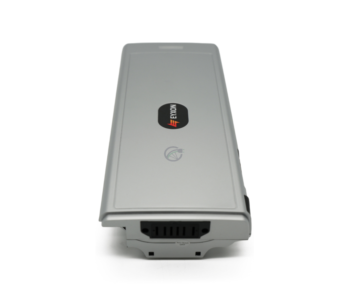 Vista frontale della batteria per bicicletta compatibile Sparta E-500 36V 13Ah prodotta da EYXON. Il collegamento alla bicicletta è visibile.