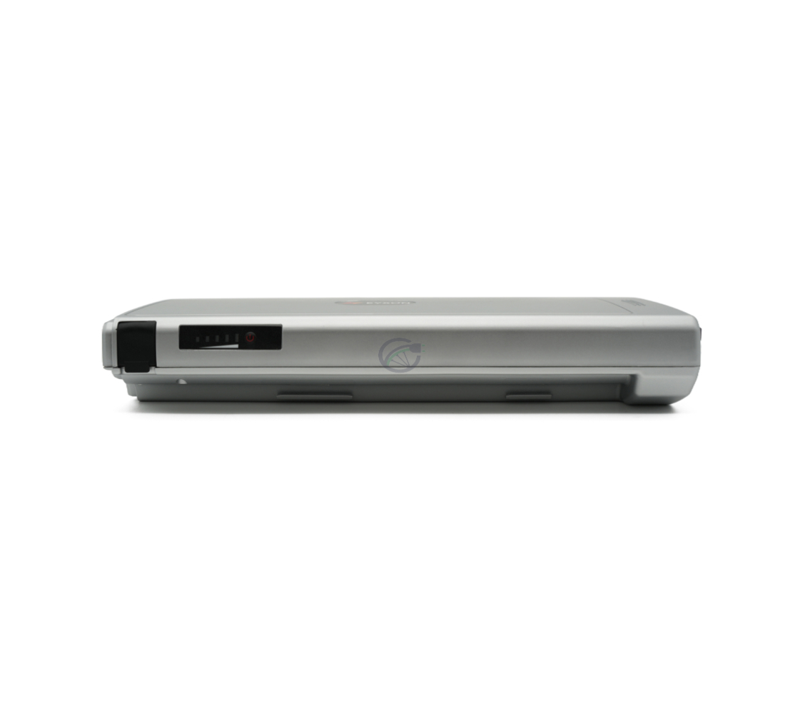 Vista laterale della batteria per bicicletta compatibile Sparta E-500 36V 13Ah prodotta da EYXON da un angolo più basso. L'indicatore della batteria e la porta di ricarica sono visibili.