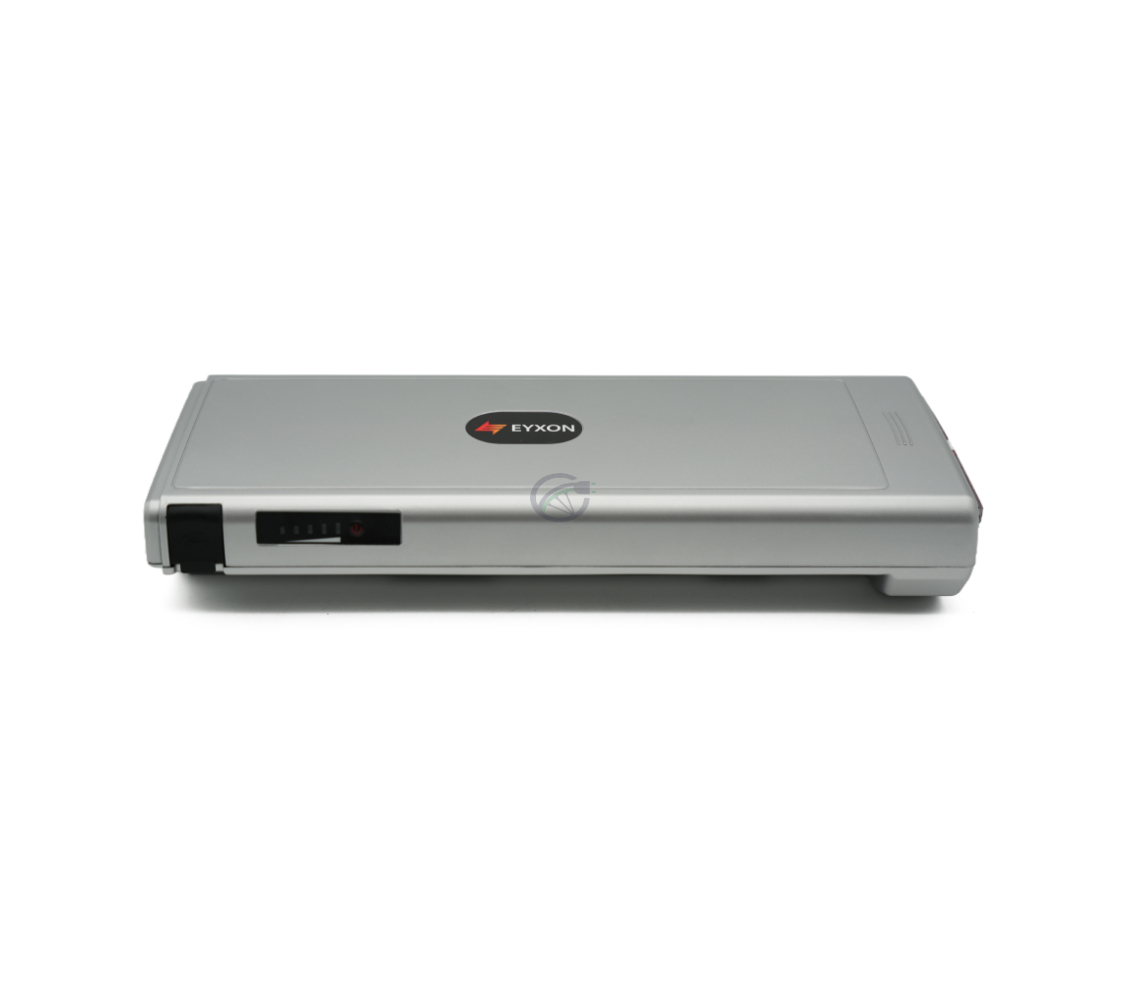 Vista laterale della batteria per bicicletta compatibile Sparta E-500 36V 13Ah prodotta da EYXON da un angolo più alto. L'indicatore della batteria e la porta di ricarica sono visibili.