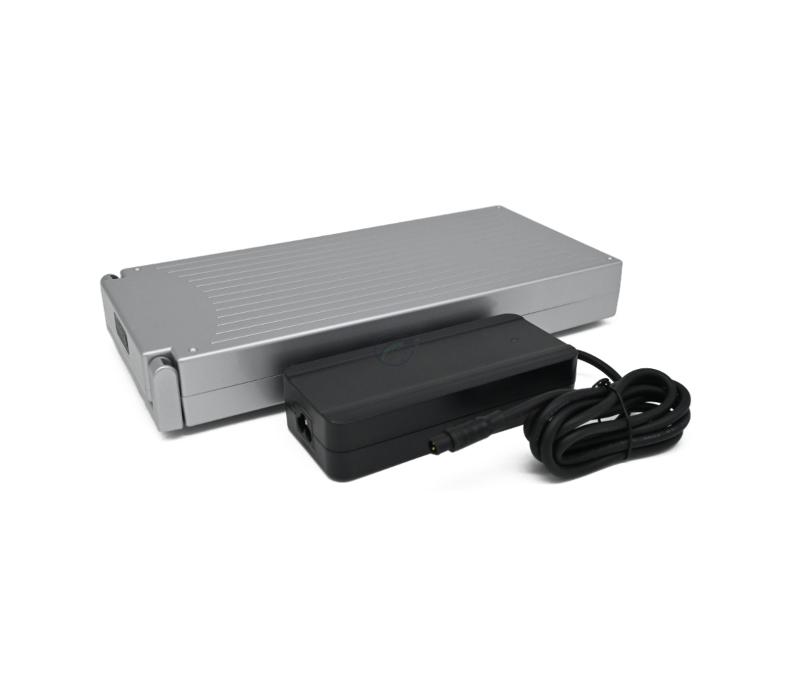 foto della batteria per bici Sparta E-motion C1/C2/C3 compatibile con Batavus 13.6Ah (argento) incl. caricabatterie vista frontale dove si può vedere la presa per la bici.
