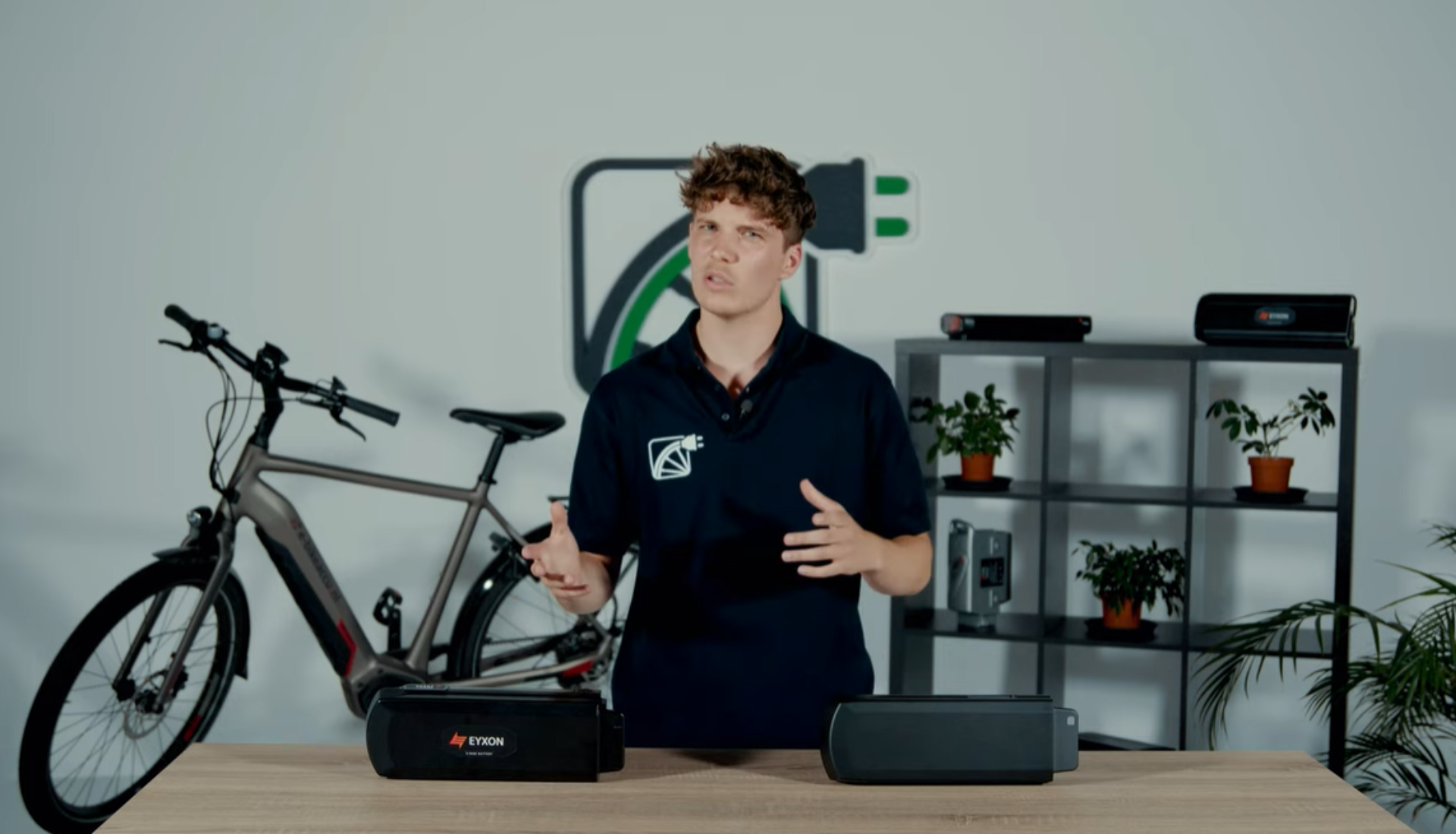 Dit is een afbeelding die linkt naar een Youtube-video. In deze video wordt het verschil tussen originele en vervangende accu's voor ebikes uitgelegd.