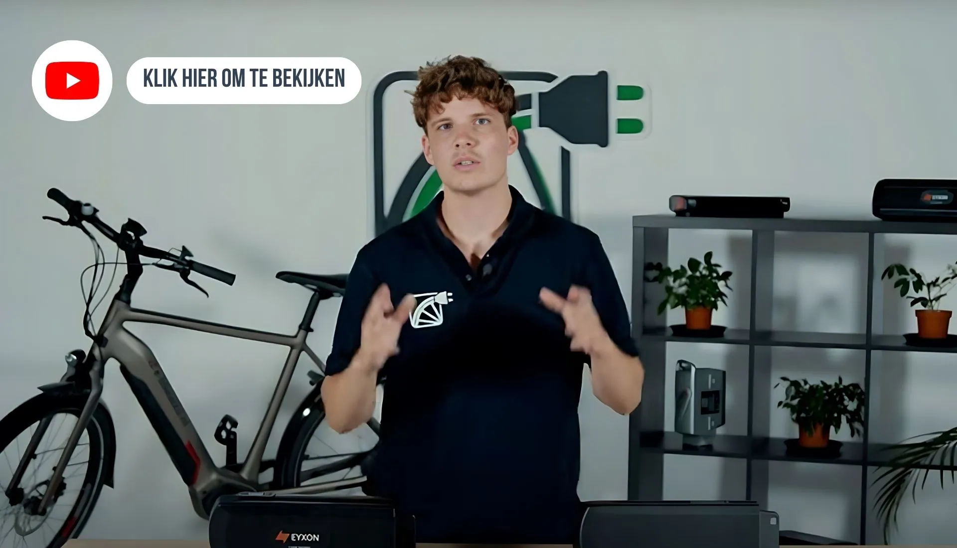 Immagine che rimanda a un video di YouTube. Questo video illustra le differenze, i pro e i contro delle batterie originali e di quelle di ricambio.